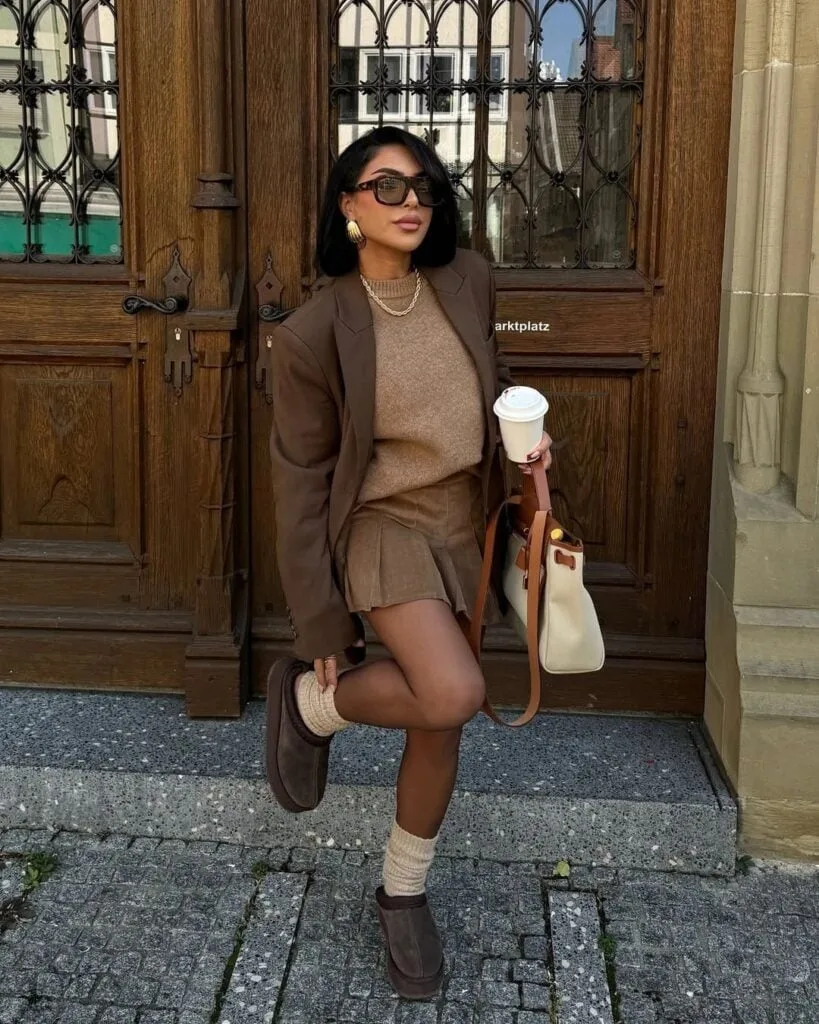 UGG camel avec blazer marron, jupe plissée et chaussettes blanches