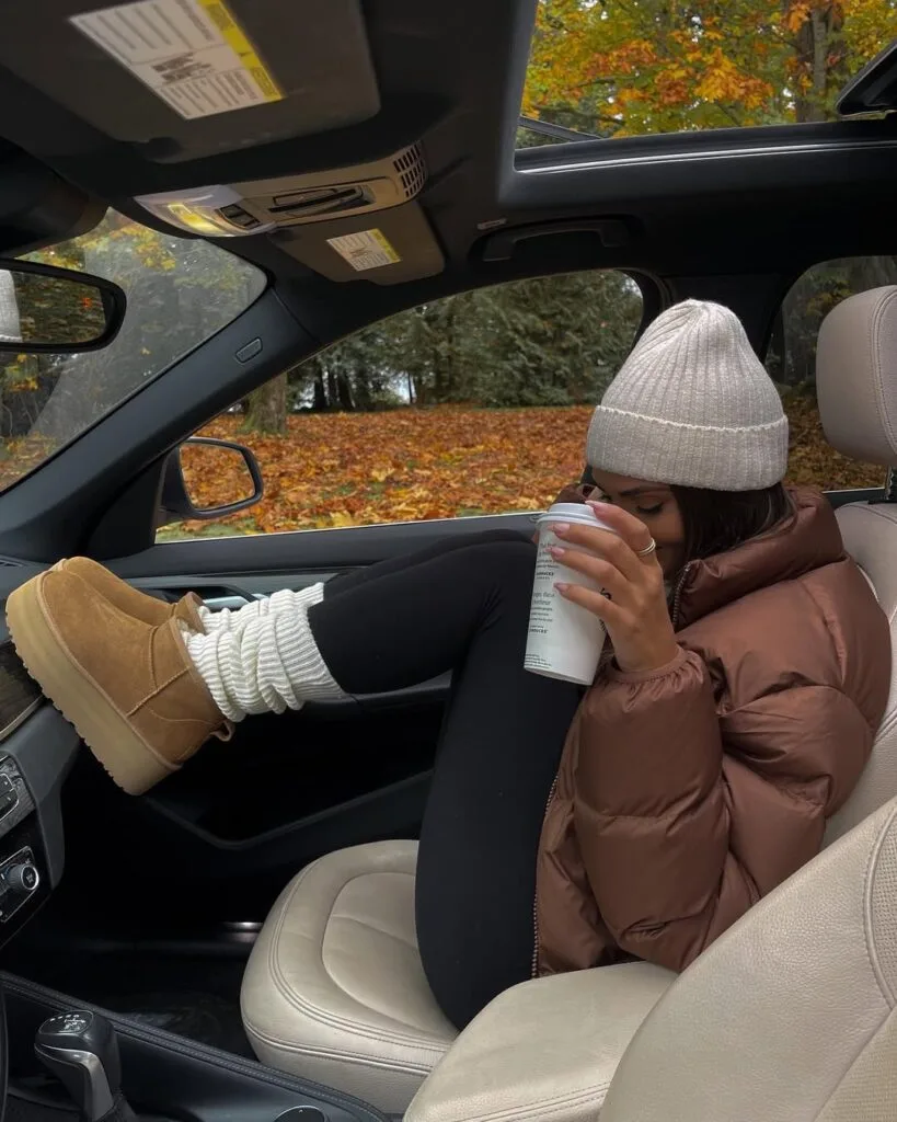 UGG camel avec legging noir, doudoune marron et bonnet blanc