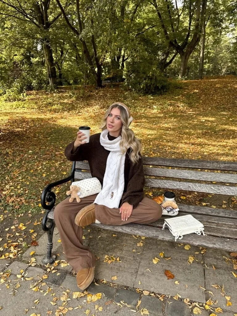 UGG camel avec pantalon large chocolat, pull brun et écharpe blanche