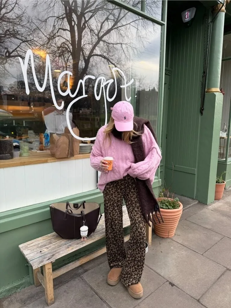 UGG camel avec pantalon léopard, pull rose et casquette assortie