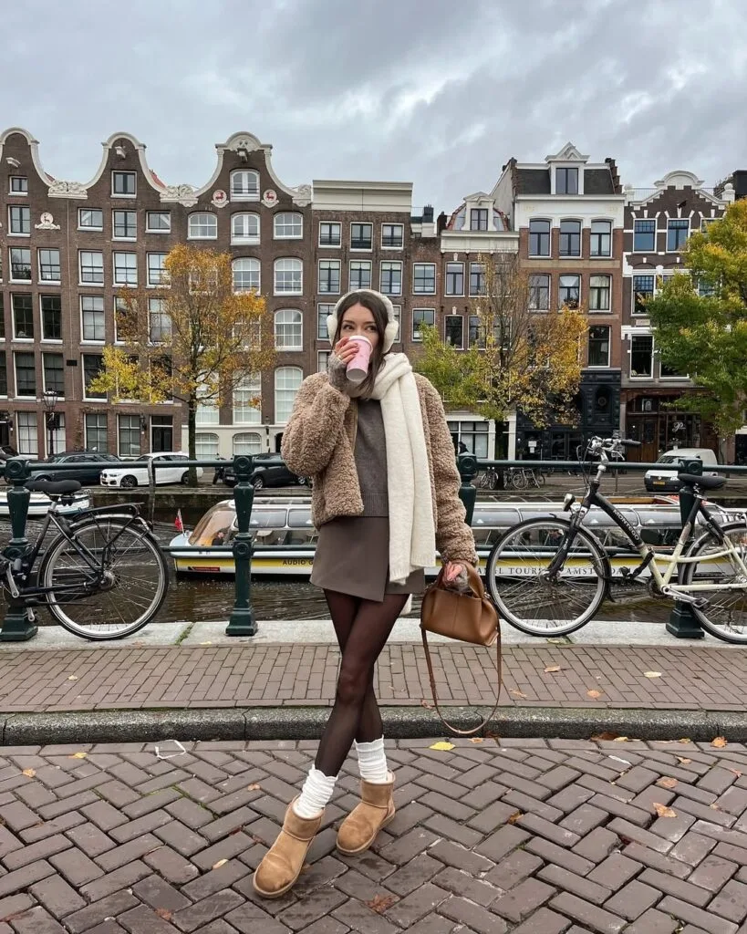 UGG camel avec veste façon fourrure, mini-jupe et collants bruns