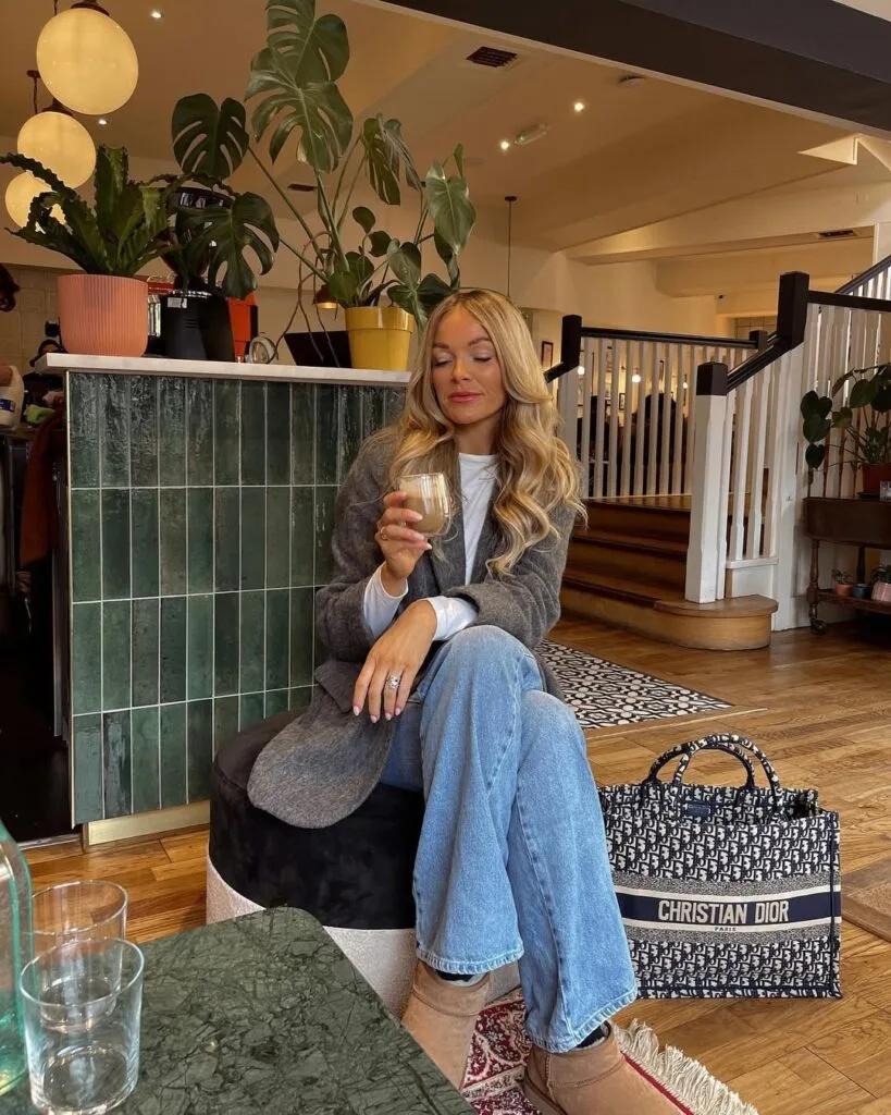 UGG marron avec blazer gris, top blanc et jean droit