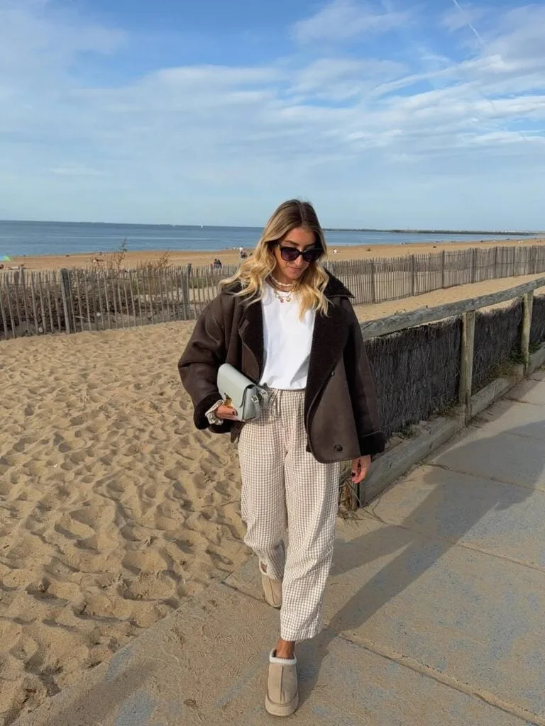 UGG mini avec pantalon à carreaux, veste marron et top blanc