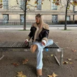 UGG plateforme avec blouson aviateur marron et jean large clair