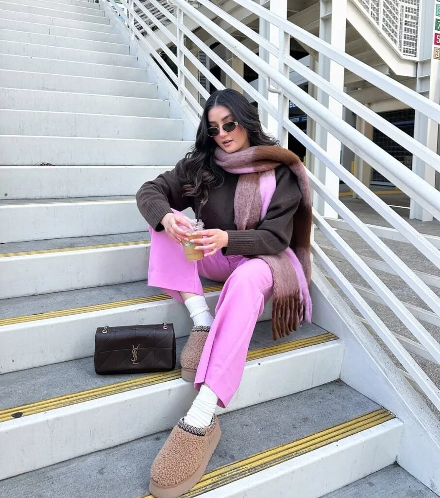UGG taupe avec pantalon rose vif, pull marron et écharpe à carreaux