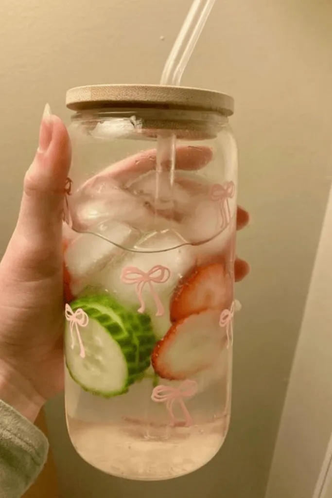 Verre d'eau infusée au concombre, citron et fraise