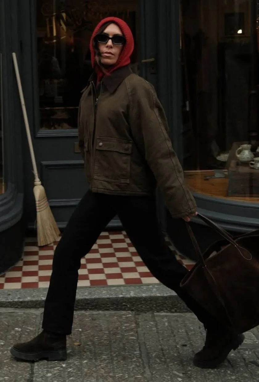 Veste cirée kaki avec jean noir, bottines et capuchon rouge