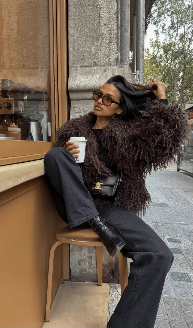 Veste en shearling bouclé marron portée avec un pantalon noir