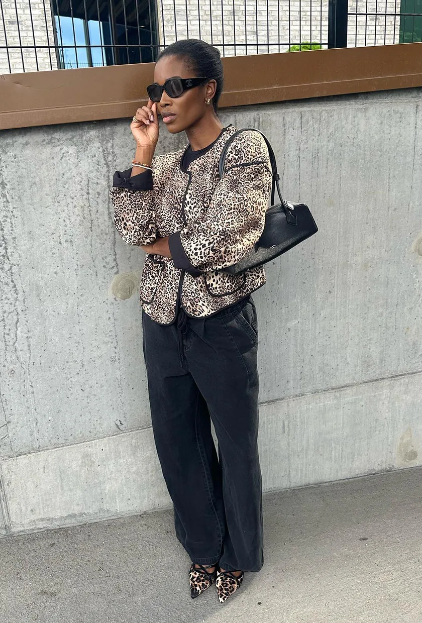 Veste léopard courte avec tee-shirt noir, jean noir et escarpins imprimés