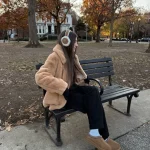 Veste peluche marron avec pantalon noir large et bottines plateforme