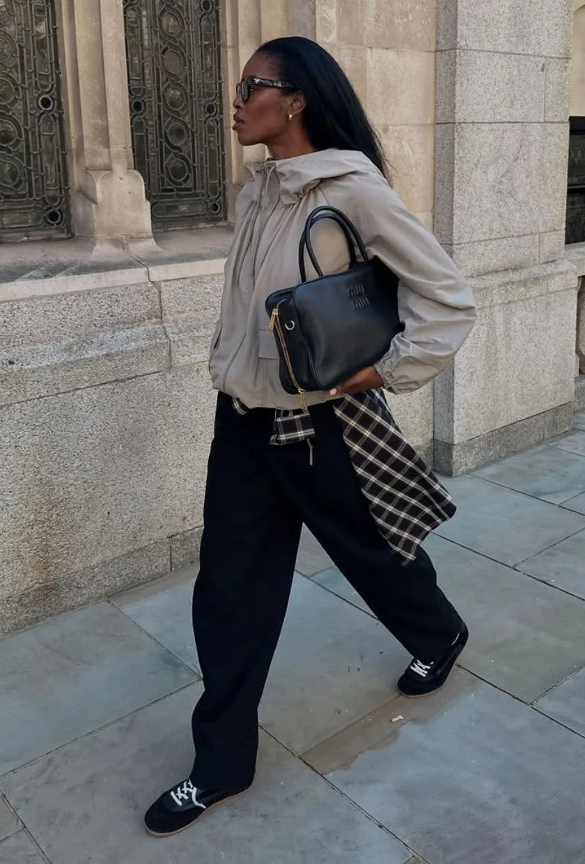 Veste technique beige avec pantalon ballon noir et baskets