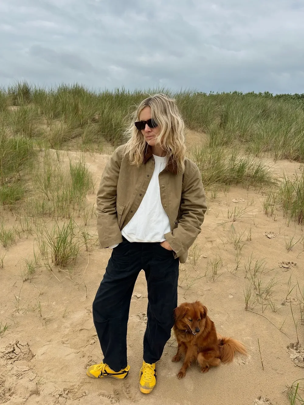 Barn jacket kaki portée avec un pantalon noir et des ballerines