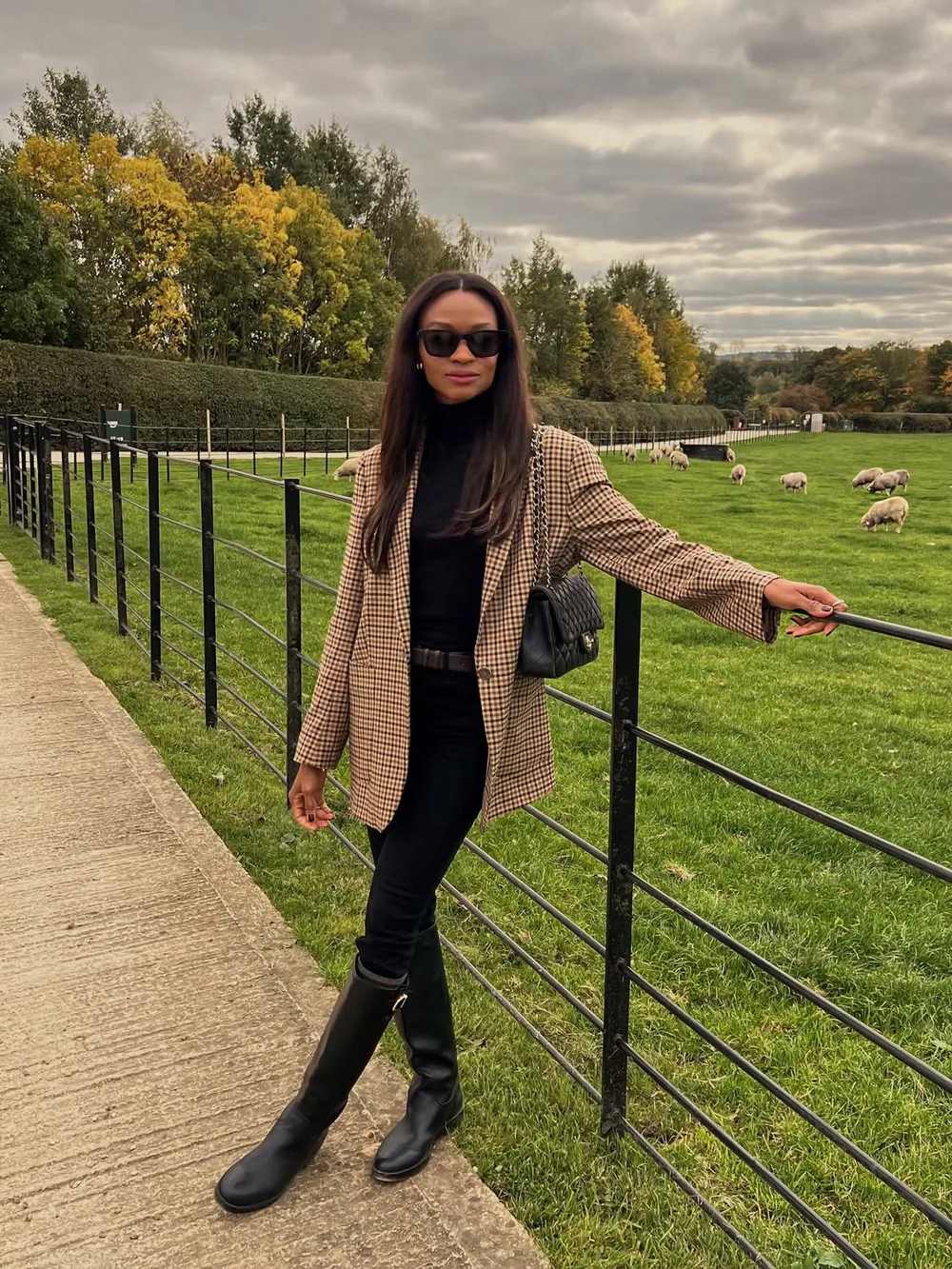 Blazer à carreaux avec leggings noirs et bottes cavalières