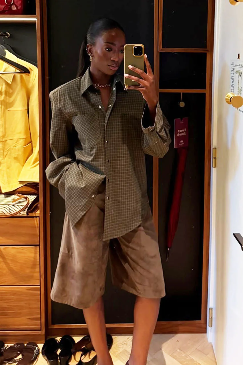 Blazer Prince-de-Galles ample avec bermuda marron et mocassins