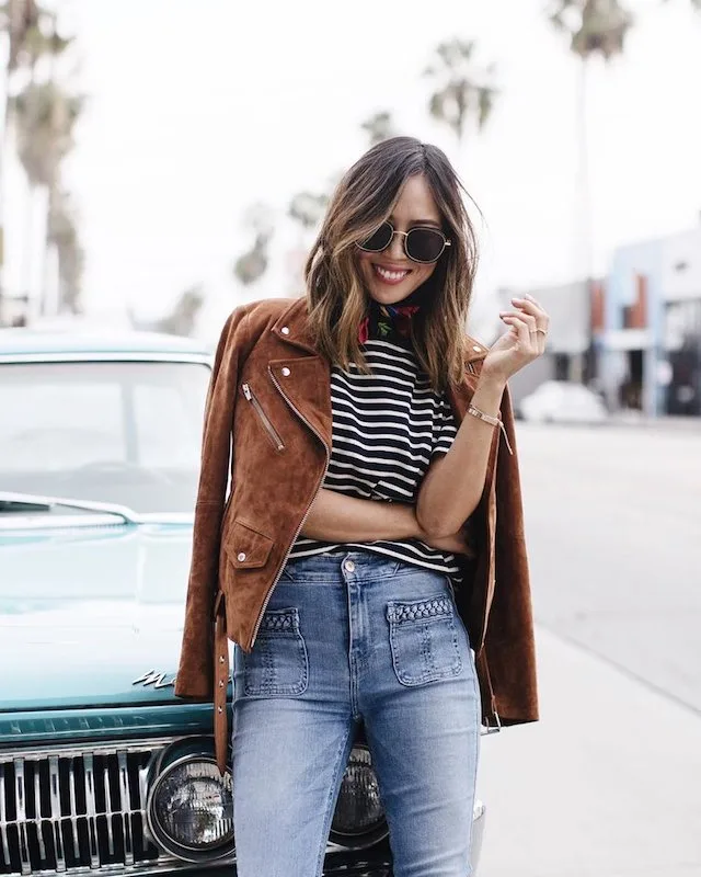 Blouson marron avec tee-shirt rayé et jean taille haute