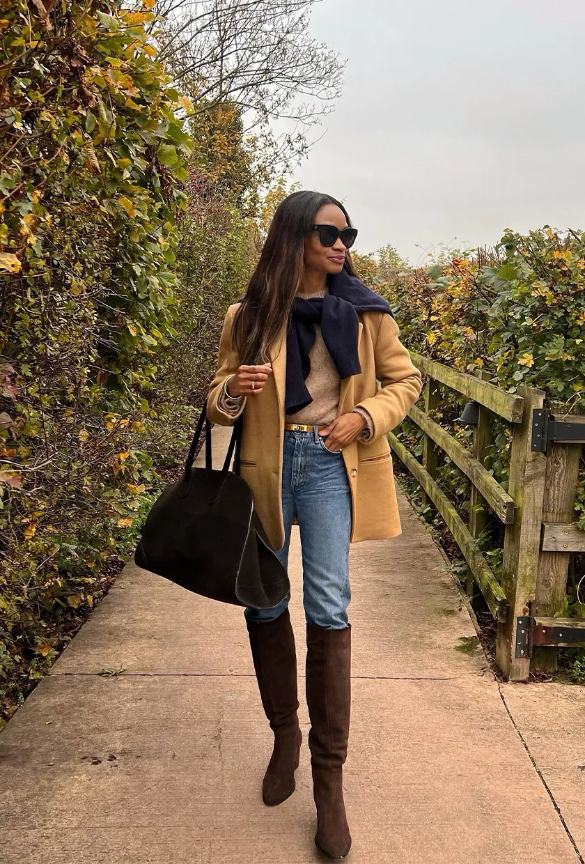 Bottes cavalières chocolat avec jean ajusté, pull et blazer beige