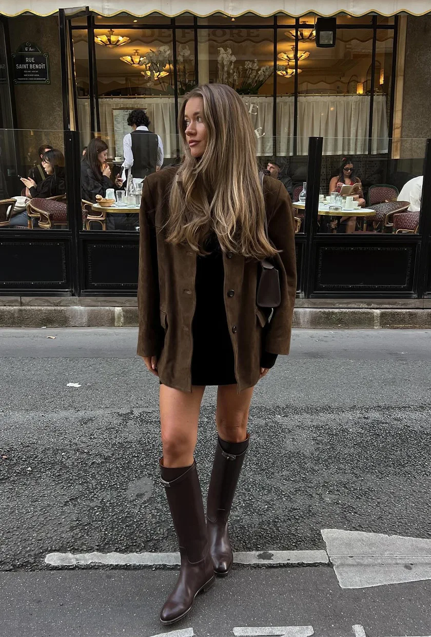 Bottes cavalières chocolat avec robe noire courte et blazer en daim brun