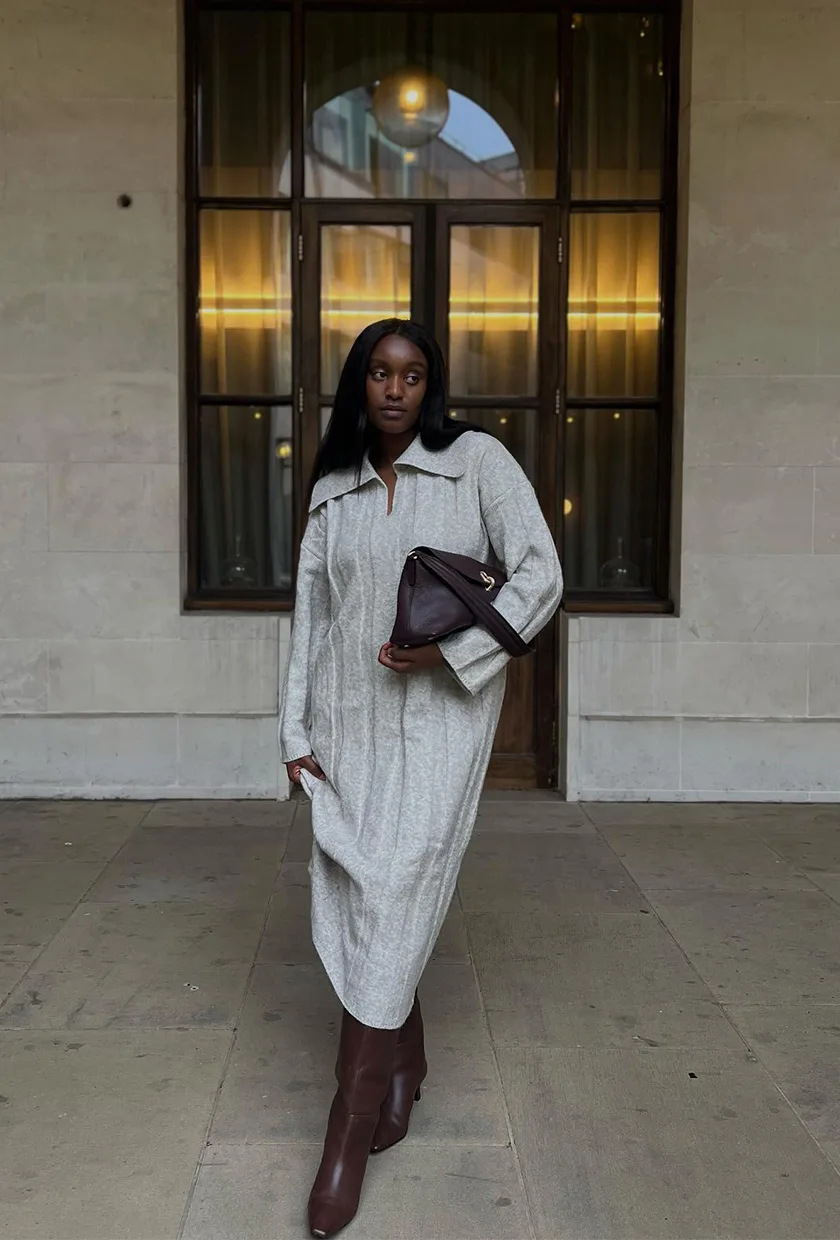 Bottes hautes marron avec robe pull grise et sac brun