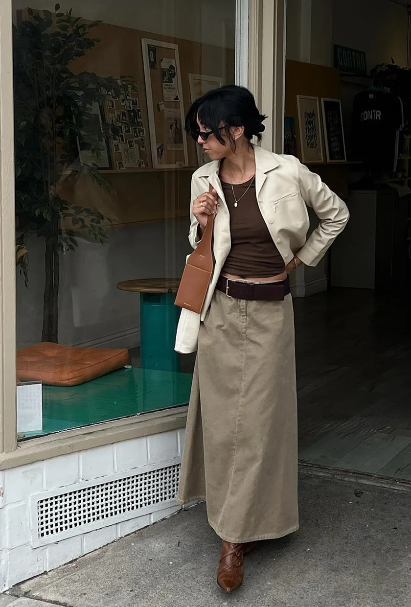 Bottes hautes marron sous jupe cargo beige et veste courte camel