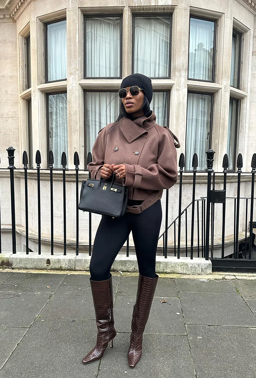 Bottes marron hautes avec legging noir et veste courte brune