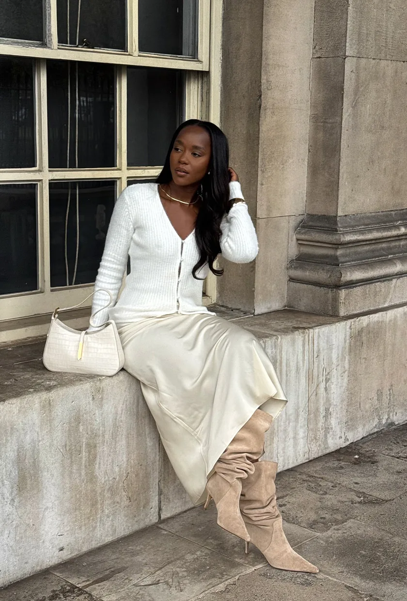 Bottes souples en daim camel avec jupe satinée blanche et cardigan blanc