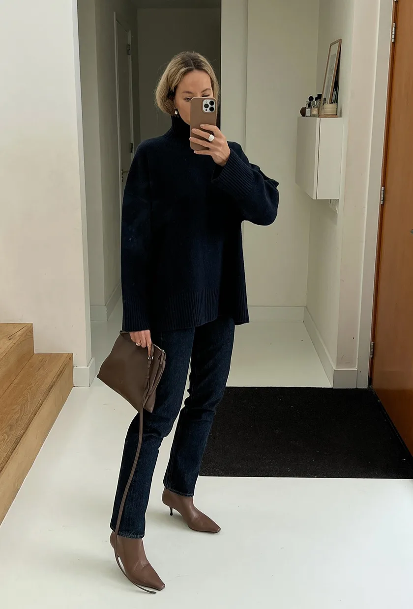 Bottines camel à talon sous jean bleu foncé et pull à col roulé marine