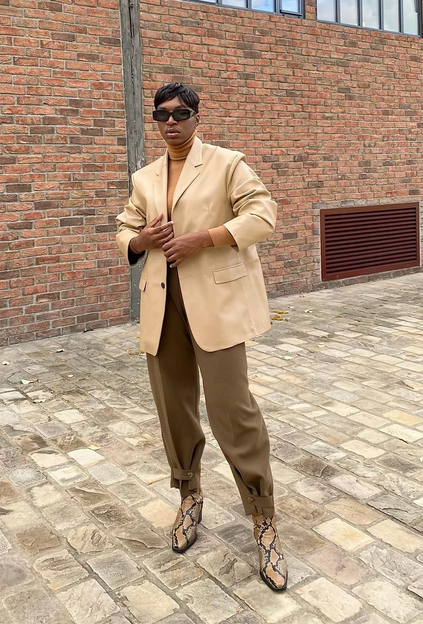Bottines marron à motif serpent avec blazer beige et pantalon kaki
