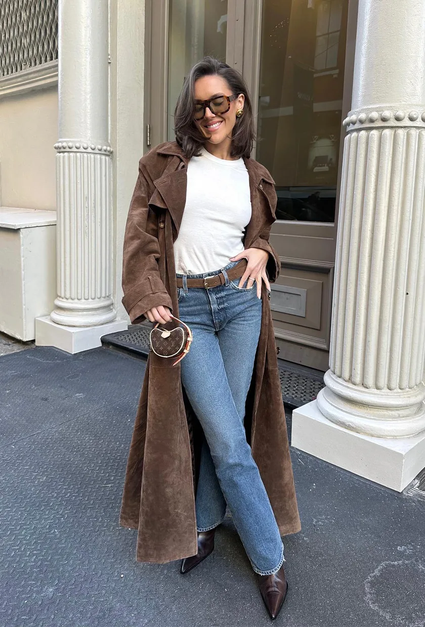 Bottines marron à talon avec jean bleu droit, tee-shirt blanc et manteau en daim