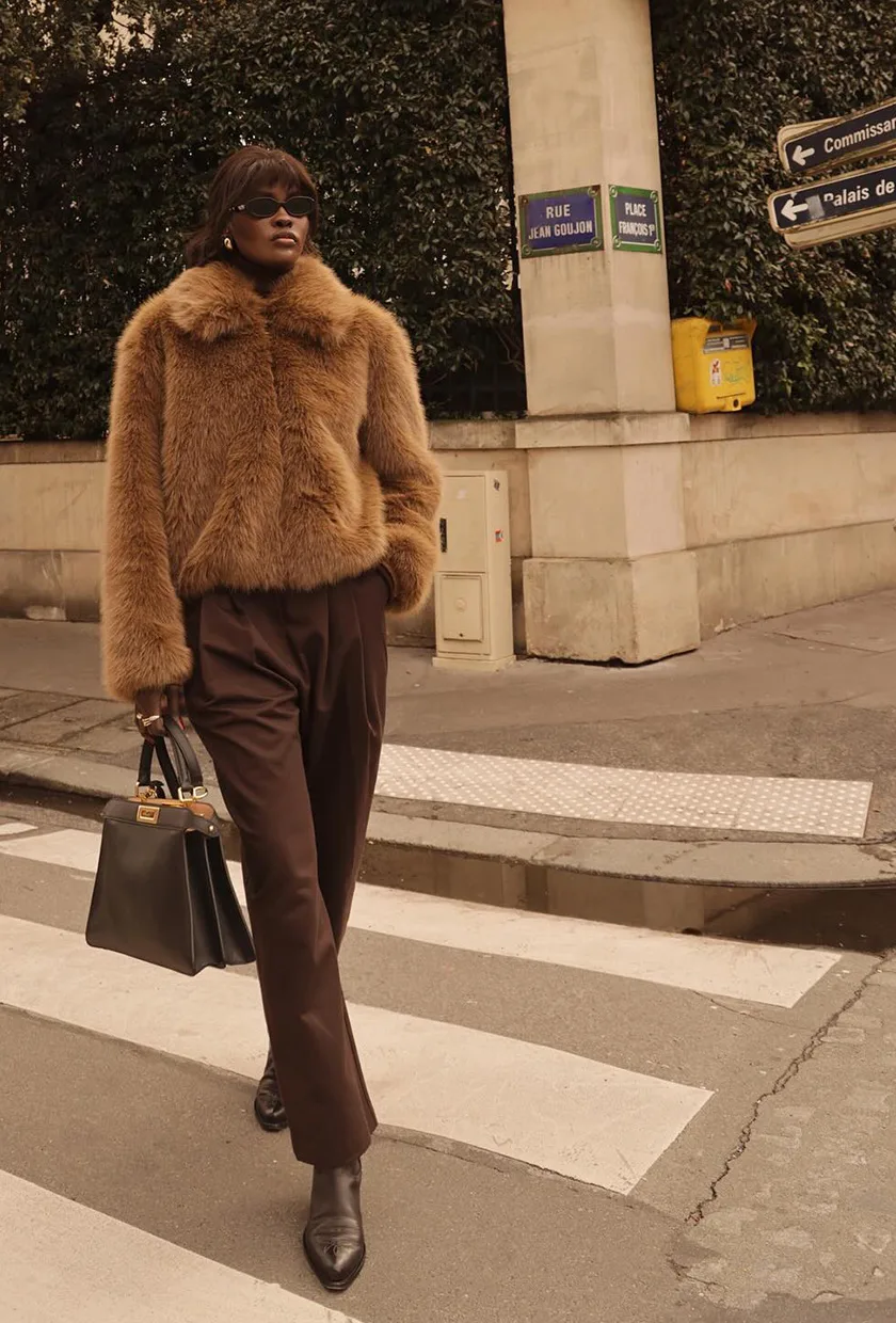 Bottines marron foncé avec pantalon chocolat et veste en fausse fourrure brune
