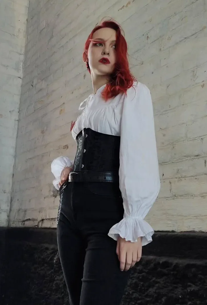 Costume vampire minimaliste avec chemise blanche corset noir et pantalon