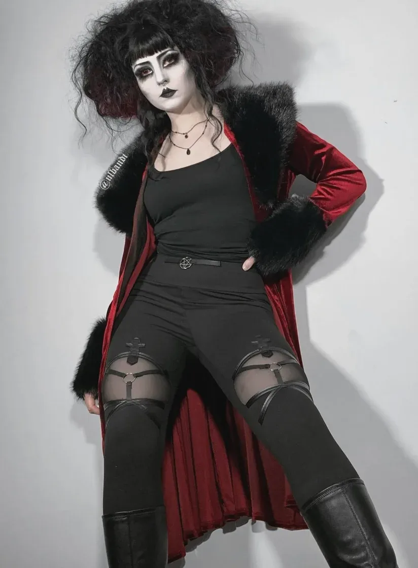 Costume vampire moderne avec pantalon noir veste bordeaux et bottes