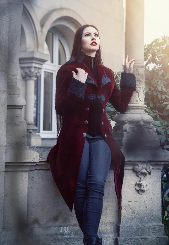 Déguisement vampire aristocrate avec redingote bordeaux et pantalon noir