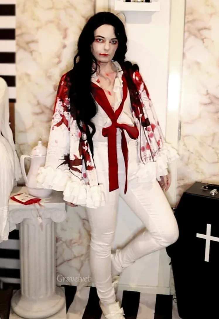 Déguisement vampire femme blanc avec rubans rouges et faux sang