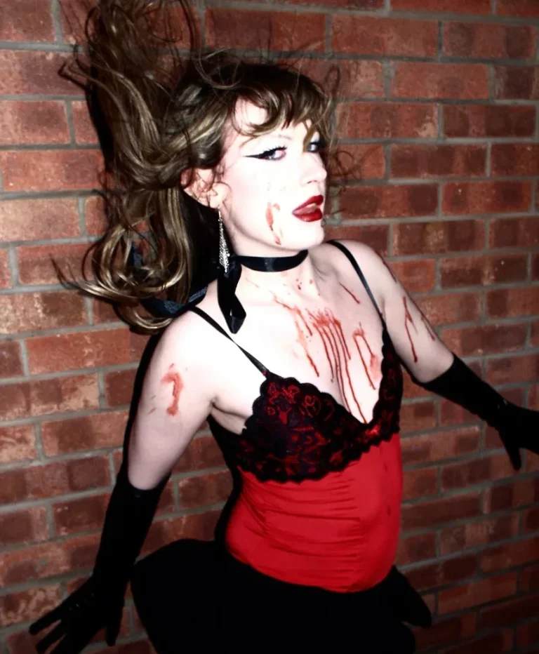 Déguisement vampire femme glamour avec bustier rouge et gants noirs
