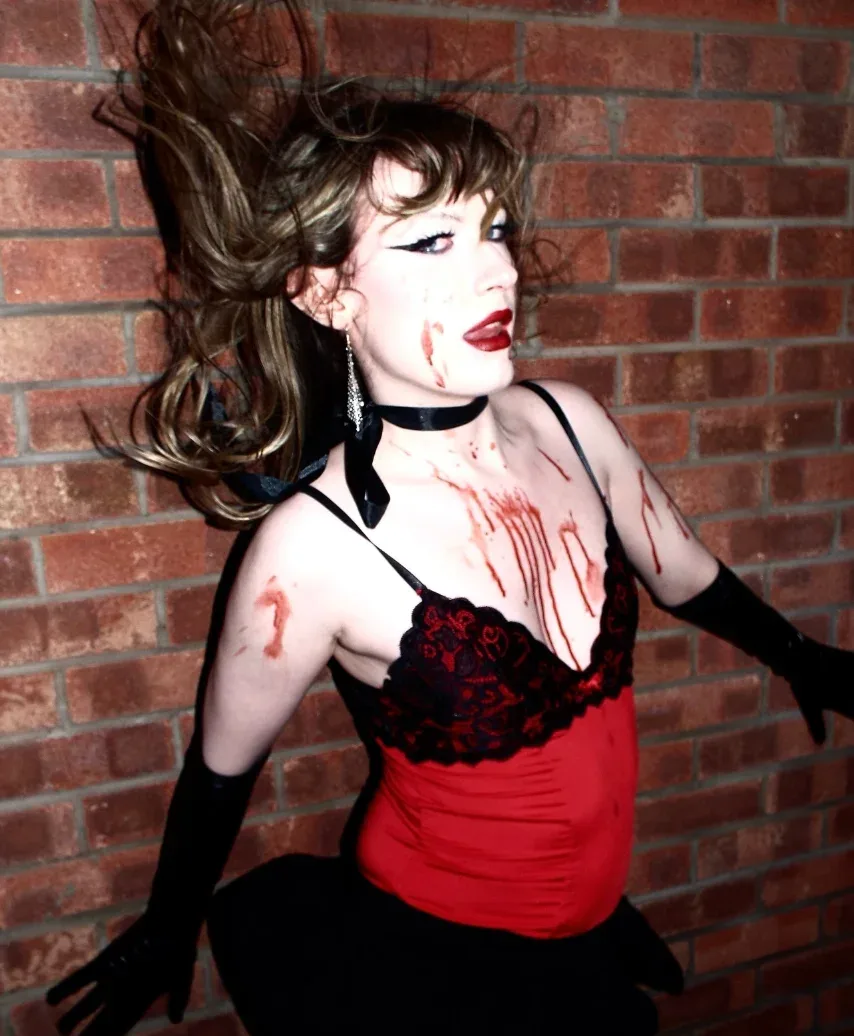 Déguisement vampire femme glamour avec bustier rouge et gants noirs