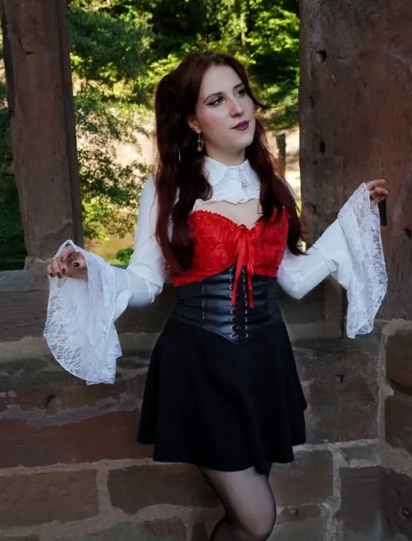 Déguisement vampire romantique avec corset rouge jupe noire et dentelle blanche