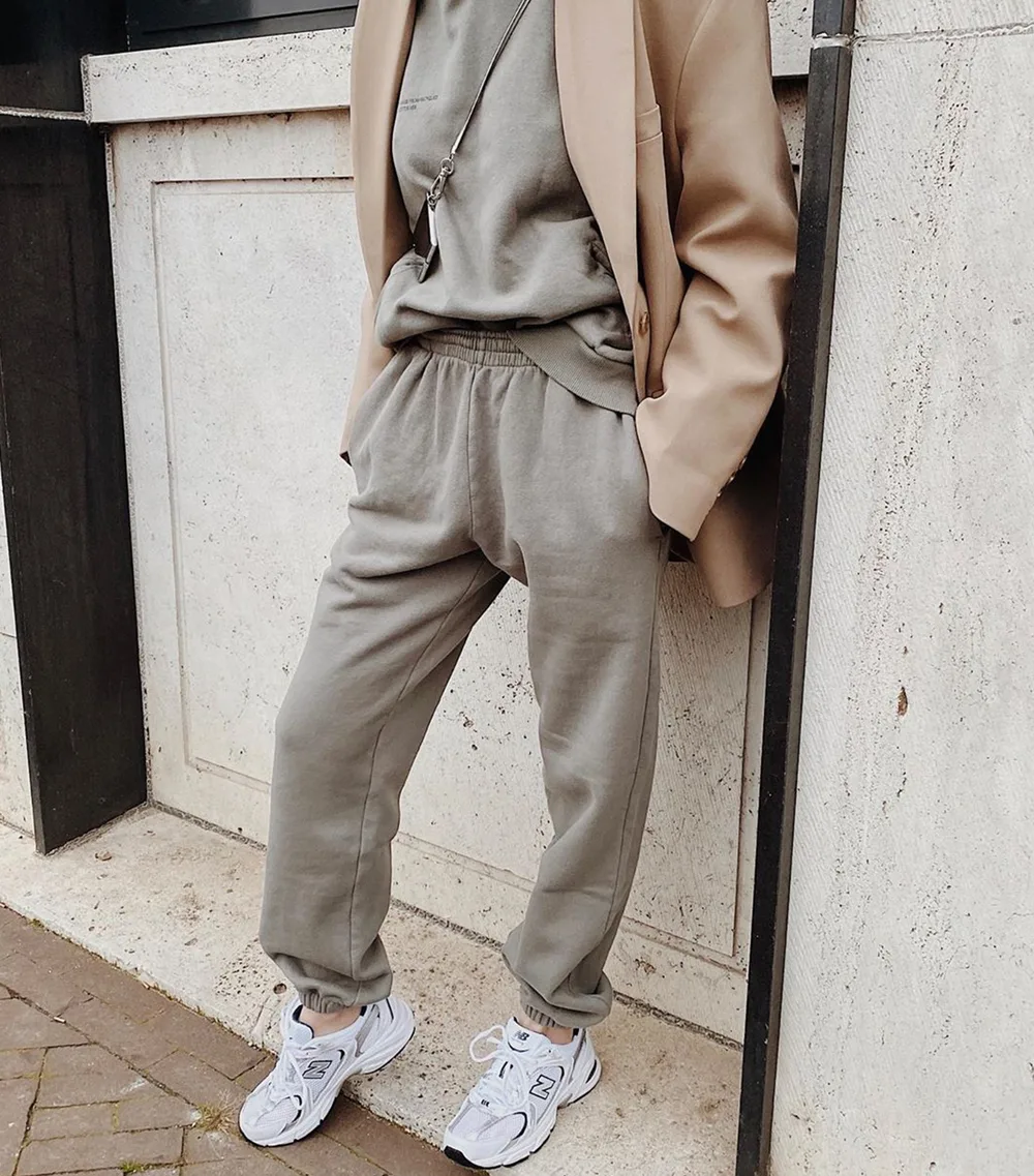 Ensemble jogging taupe avec blazer oversize et baskets blanches