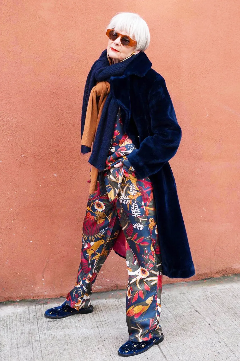 Femme âgée en manteau de velours et pantalon fleuri pour Noël