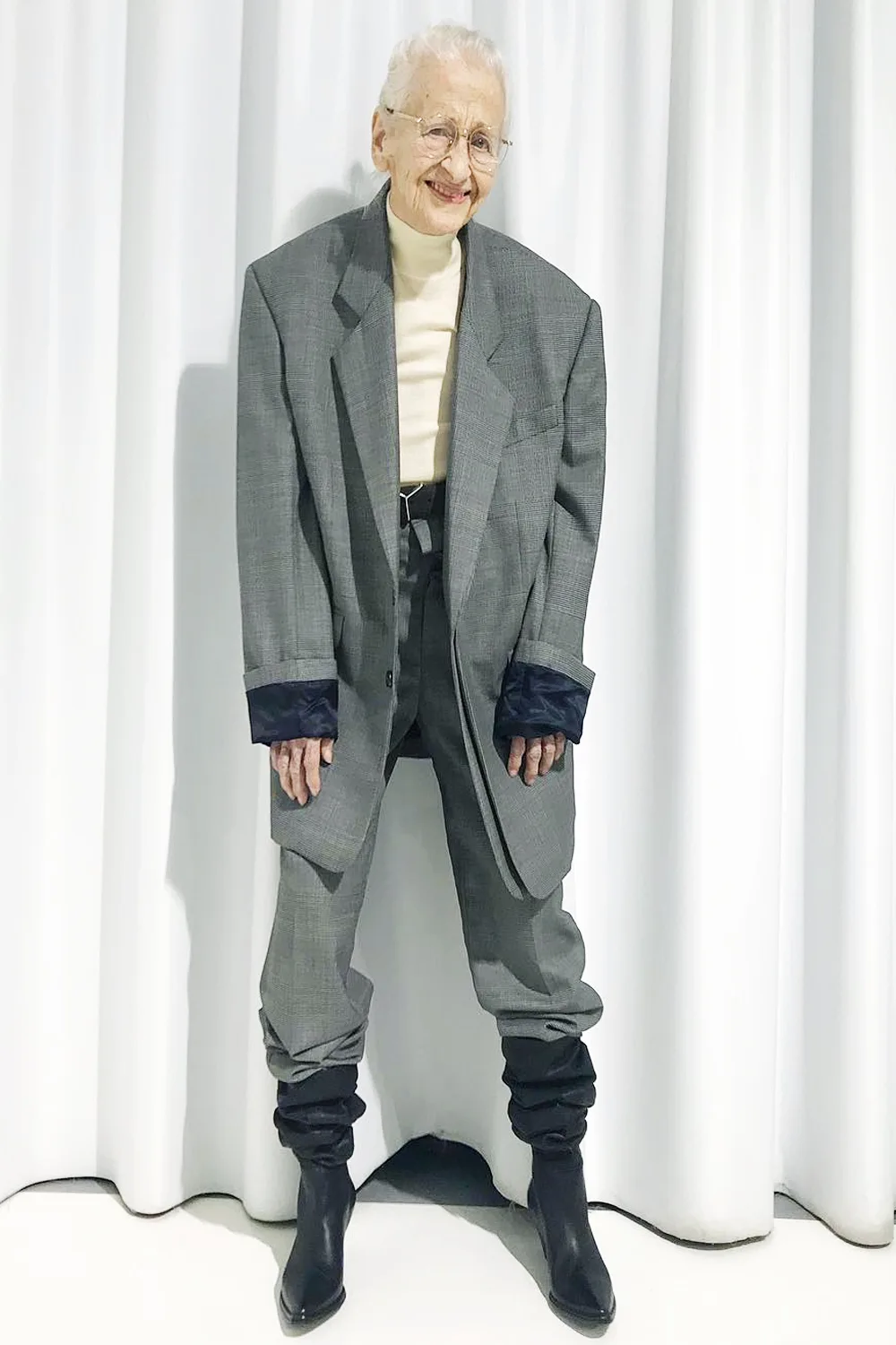 Femme âgée en manteau gris oversize avec pantalon assorti