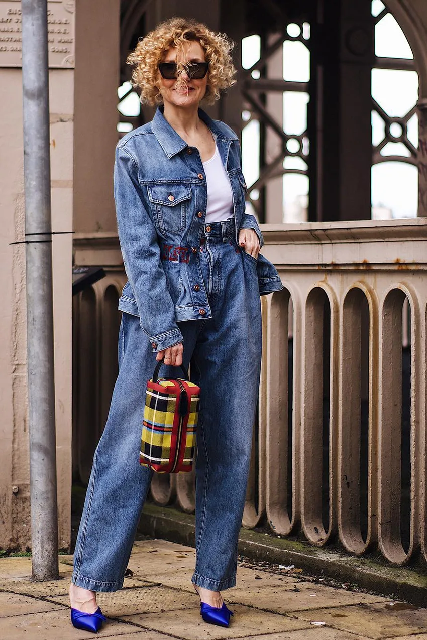 Femme de 60 ans portant un total look bleu indigo avec escarpins cobalt