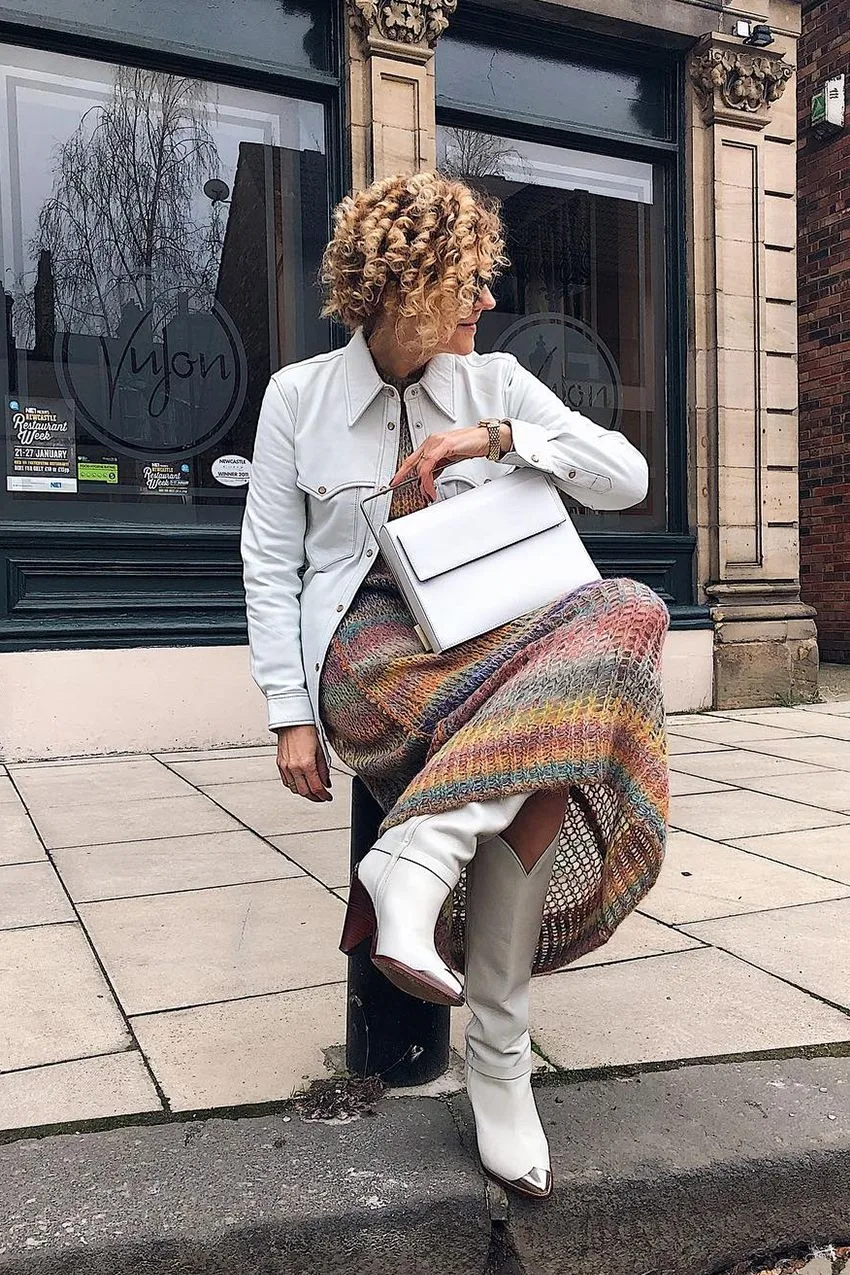 Femme de plus de 60 ans en blazer clair avec jupe longue bohème