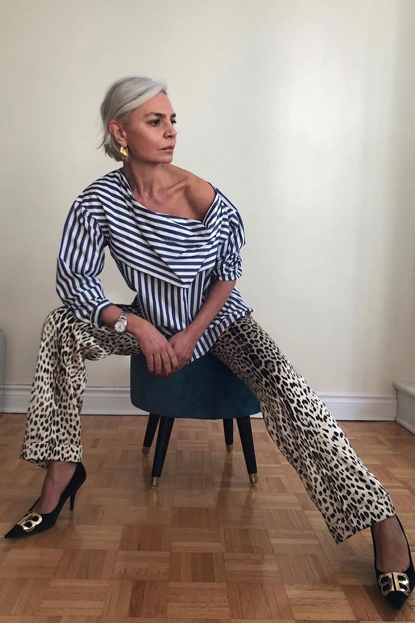 Femme de plus de 60 ans en haut rayé et pantalon léopard