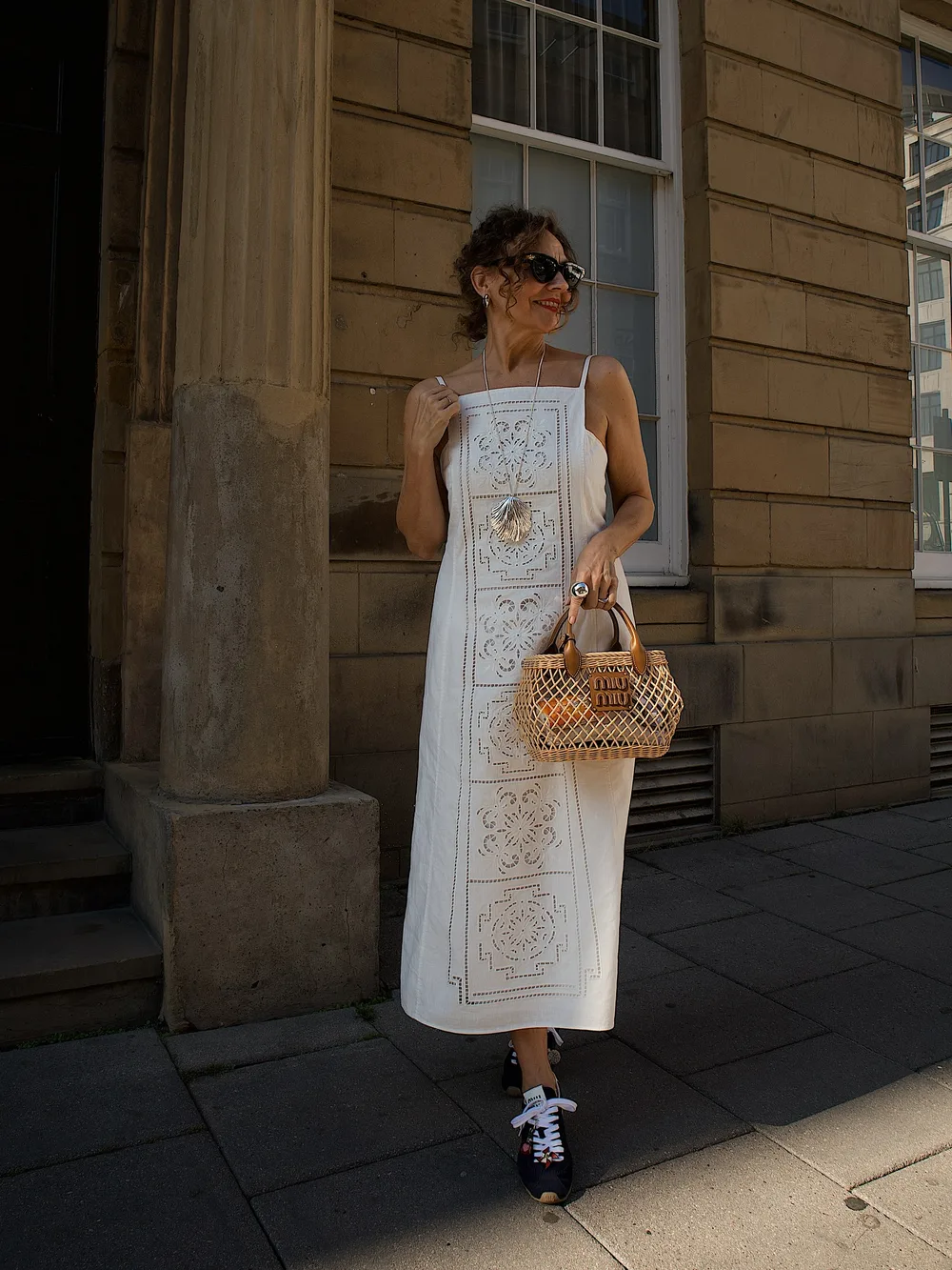 Femme de plus de 60 ans en robe longue portant des baskets fines rétro