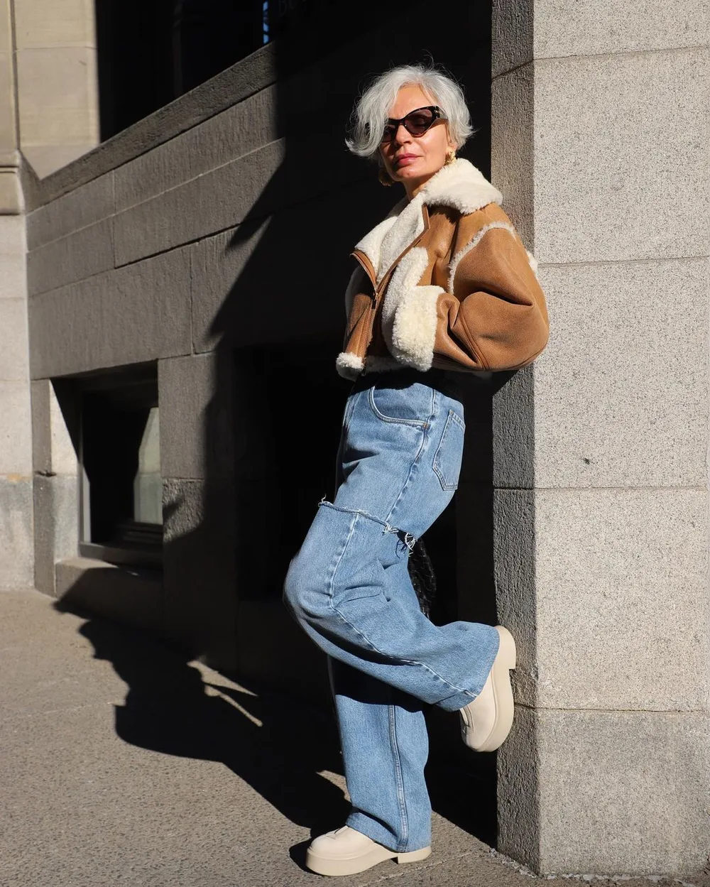 Femme de plus de 60 ans portant des baskets blanches avec un jean large