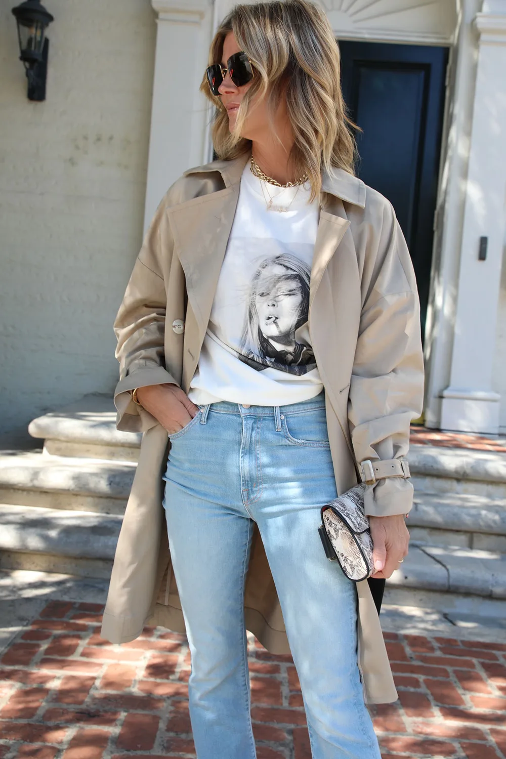 Femme élégante en jean clair et blazer beige avec tee-shirt imprimé