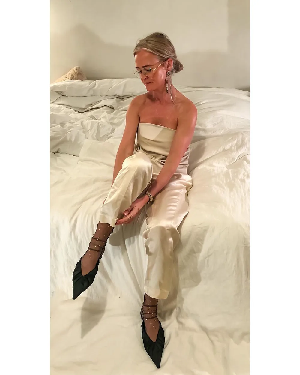 Femme mûre dans un ensemble en satin champagne élégant pour Noël