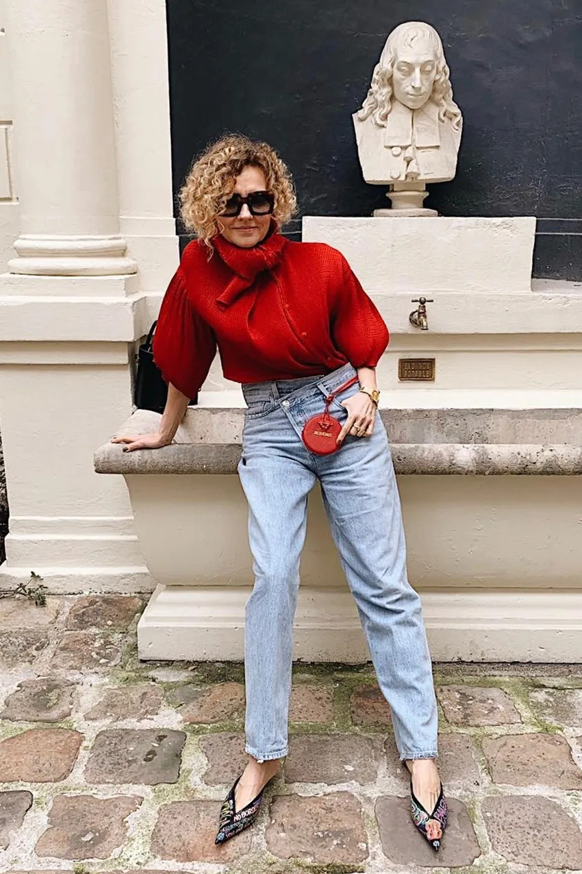 Femme mûre en jean clair et polo rouge élégant
