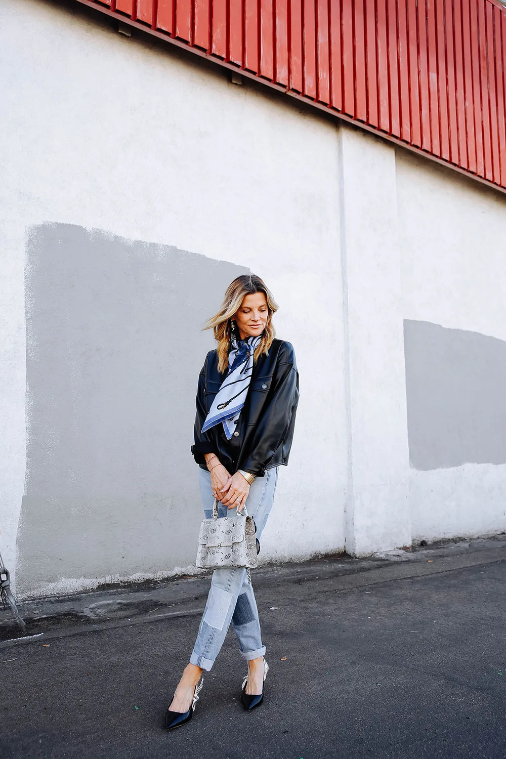 Femme mûre en jean gris court et perfecto noir