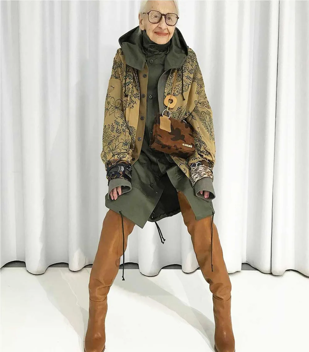 Femme mûre en parka longue imprimée avec cuissardes camel