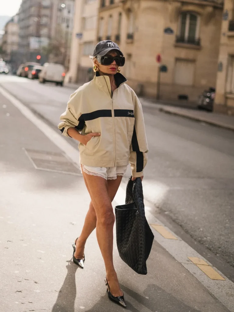 Femme mûre portant des slingbacks noirs à petit talon avec une tenue sportive chic